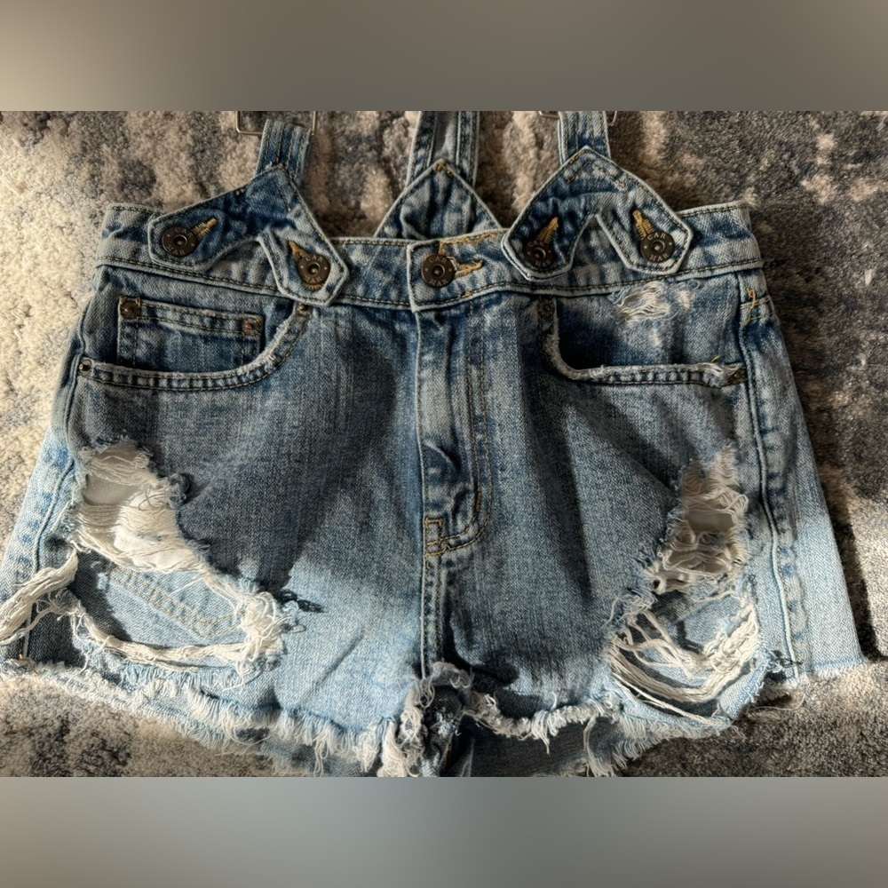 2 in 1 Convertible Removable Overall Shortall
Carmar Denim Short Distressed - Picture 3 of 9